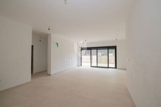 OPPORTUNITÀ! Rovigno, appartamento con giardino, vicino al mare