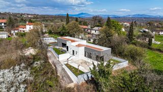 Barban, moderna casa bifamiliare con piscina