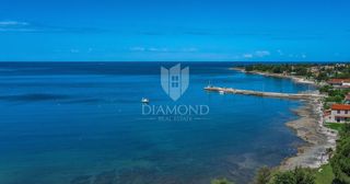 Zona Novigrad, terreno edificabile di 1.200 m2, in prima fila sul mare!