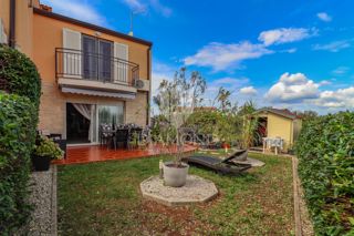 Parenzo, dintorni, casa a schiera con ampio giardino!