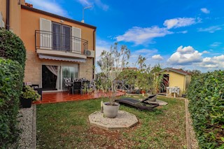 Parenzo, dintorni, casa a schiera con ampio giardino!