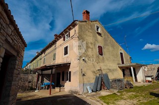 Casa da ristrutturare in una posizione idilliaca vicino a Rovigno