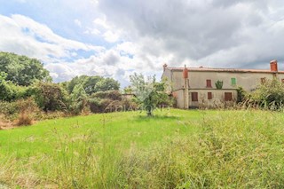 Barban, una casa con potenziale e un ampio giardino! 