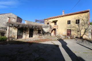 Svetvinčenat, casa in pietra in un ampio terreno 