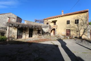 Svetvinčenat, casa in pietra in un ampio terreno