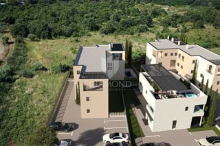 Parenzo, appartamento al piano terra con giardino a 900 m dal mare!