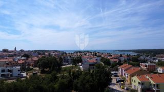 Parenzo, dintorni, terreno edificabile a 1 km dal mare!