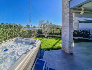 Occasione! Cittanova, appartamento al piano terra con giardino, prima fila al mare!