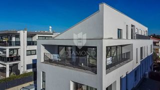 Cittanova. Esclusivo! Moderno appartamento di 73 m2 con galleria e vista mare!