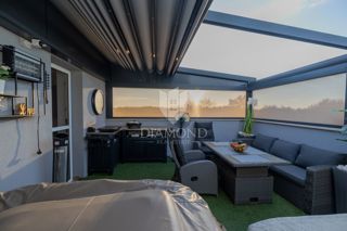 Appartamento moderno con terrazza lussuosa e jacuzzi, vista mare