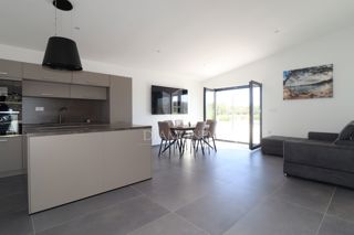 Occasione rara: moderna casa su un unico livello con piscina privata e giardino a Poreč