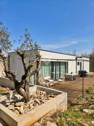 Labin, a 1 km dal centro città, casa moderna a un solo piano.