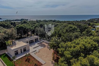 Nuova casa moderna a un passo dal mare a Rovigno