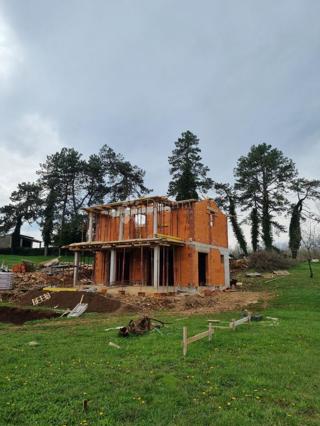 Casa incompiuta con piscina, 150 m², terreno 911 m²