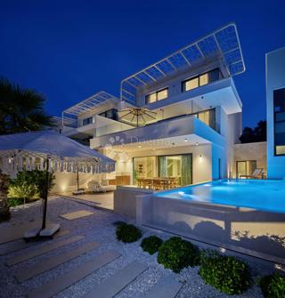 Esclusiva villa di lusso a due passi dal cuore di Trogir protetta dall’UNESCO – Un paradiso mediterraneo sul mare