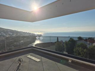 Attico di lusso con Jacuzzi, vista mare e due posti auto in garage – Terzo piano