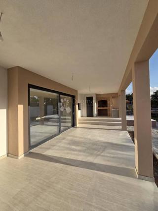 Briševo moderna casa a un piano con ampio giardino