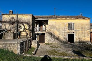 KANFANAR – casa in pietra con un bellissimo giardino soleggiato