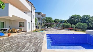 CASA CON 3 APPARTAMENTI, CIASCUNO DI 106 M2, VISTA MARE, 300 M DAL MARE, PISCINA - POSIZIONE TOP!