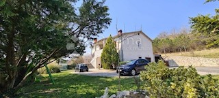 Casa con 2 appartamenti e un ampio giardino edificabile