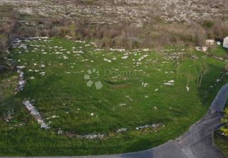 Terreno edificabile in zona isolata vicino a Labin