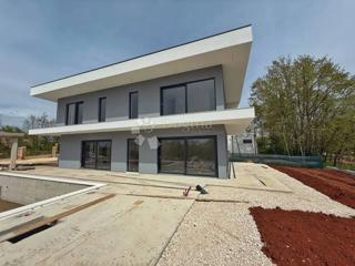 UNA CASA MODERNA IN COSTRUZIONE