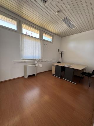 Locale commerciale Škurinje, Rijeka, 249m2