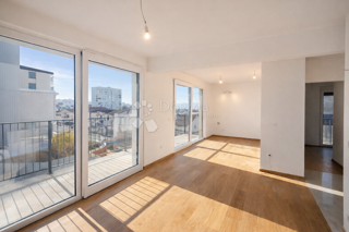 Casa con tre appartamenti separati, garage e 5 posti auto