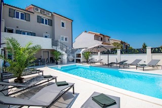 OPPORTUNITÀ! CASA CON 4 APPARTAMENTI E PISCINA A 600 M DAL MARE