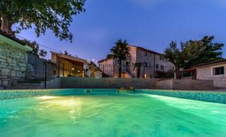 Autentica casa in pietra istriana con due unità abitative, piscina e servizi aggiuntivi - opportunità ideale per vivere o affittare per turismo