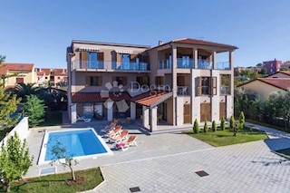 VILLA DI LUSSO CON 4 APPARTAMENTI A 200 M DAL MARE