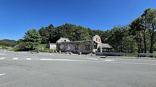 Terreno edificabile 4000m2 con edifici tracciati vicino a Risnjak e al Parco Nazionale di Platak