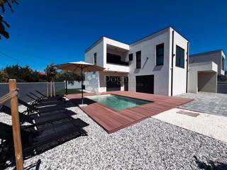 * Elegante villa con piscina • vicina al mare • in contesto tranquillo *