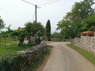 Terreno edificabile a Gorica – 1050 m², pianeggiante, vicino alla strada, con infrastruttura!