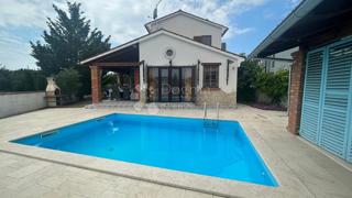 OCCASIONE ECCEZIONALE – Casa con carattere e edificio aggiuntivo, a 3 minuti da Svetvinčenat – €385.000