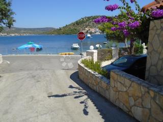 ROGOZNICA - CASA TERZA FILA DAL MARE CON VISTA