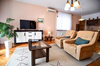 Elegante casa di famiglia con cortile e garage