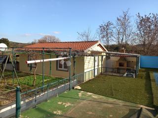 Pace e spazio nella periferia di Rovigno - Due case con piscina