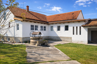 Ampia casa indipendente con grande terreno e strutture accessorie – posizione tranquilla