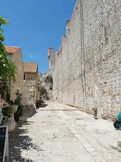 OPPORTUNITÀ ECCEZIONALE! DIVENTATE PROPRIETARIO DI UNA CASA NEL CENTRO STORICO DI DUBROVNIK