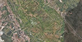 Terreno agricolo adiacente a strada asfaltata
