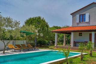 ISTRIA - Zona di Pola: Casa ristrutturata con piscina nel tranquillo villaggio di Krnica