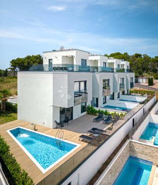 TROGIR/ČIOVO - BELLISSIMA VILLA CON PISCINA E VISTA