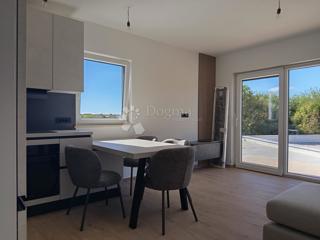 Moderno appartamento con due camere da letto e piscina