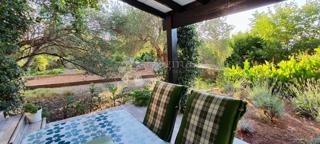 Lussuoso appartamento con due camere da letto con giardino e garage, a 200 m dal mare