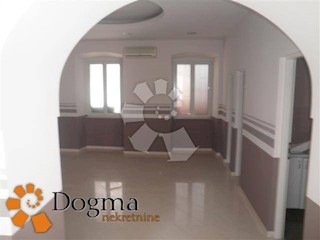 Locale commerciale Sušak, Rijeka, 75m2