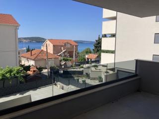 ÚJ ÉPÜLETŰ SEGET DONJI, HÁROM HÁLÓSZOBÁS LAKÁS – 150 M-RE A TENGERTŐL!!