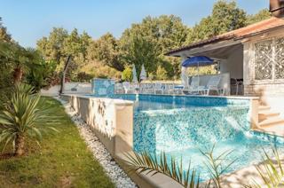 CASA DI LUSSO CON PISCINA A SOLI 300 M DAL MARE
