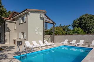Moderna casa indipendente con piscina