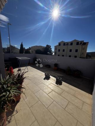 IN VENDITA – AMPIA CASA PLURIPIANO DI QUASI 300 m² CON GARAGE E VISTA MARE, A SOLI 200 m DAL MARE – KAŠTELA